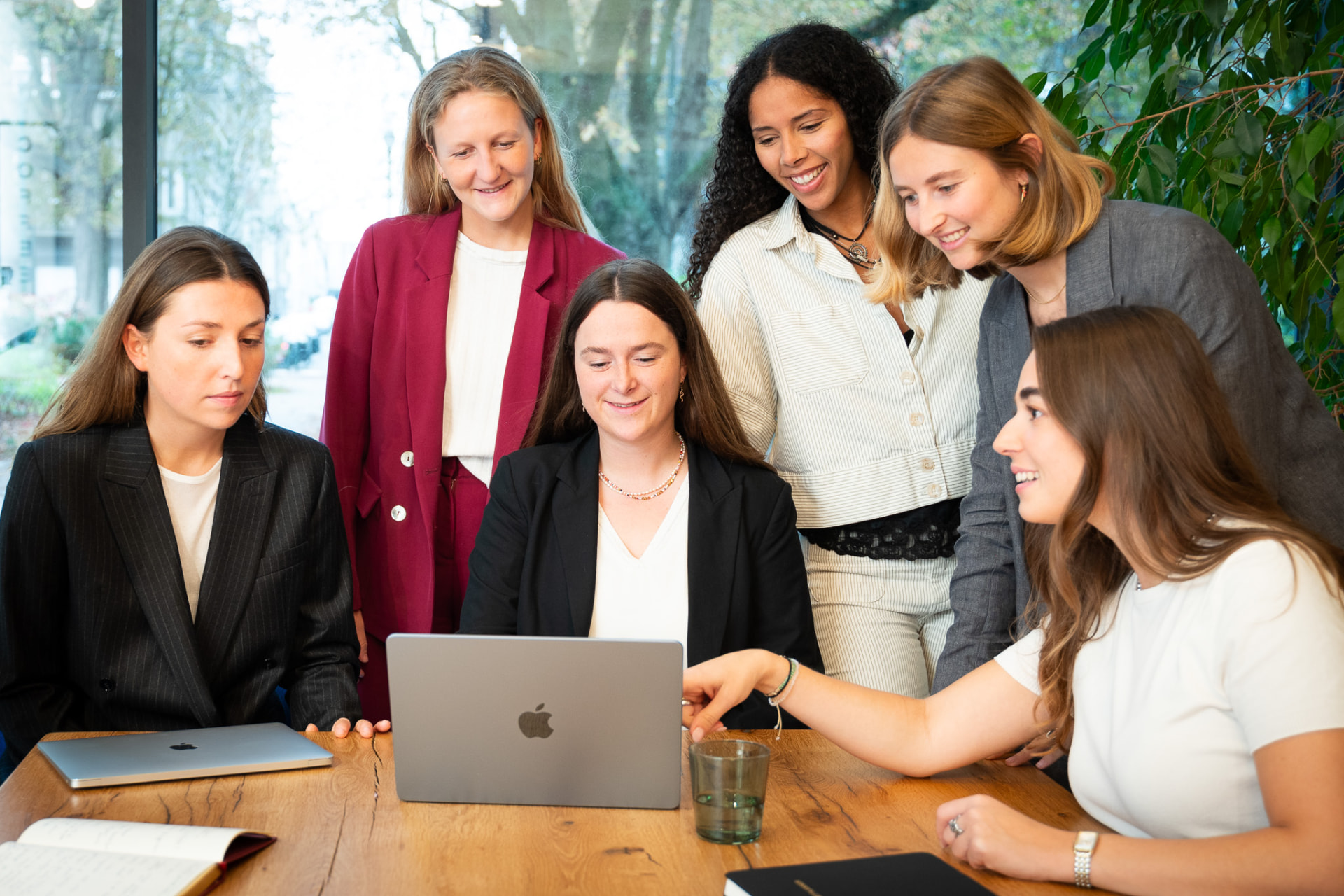 ESGlogic-team in vergadering rond een laptop